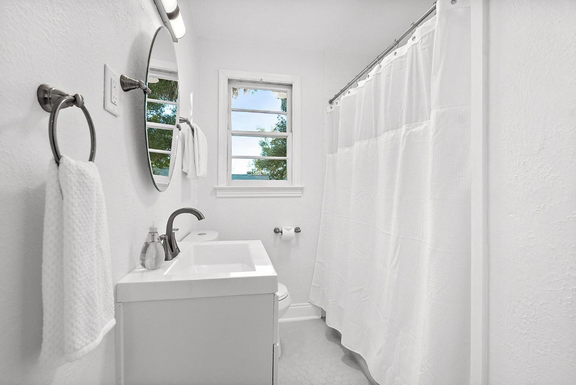 Private Uptown Flat - Walk To Nights Of Lights! Apartamento