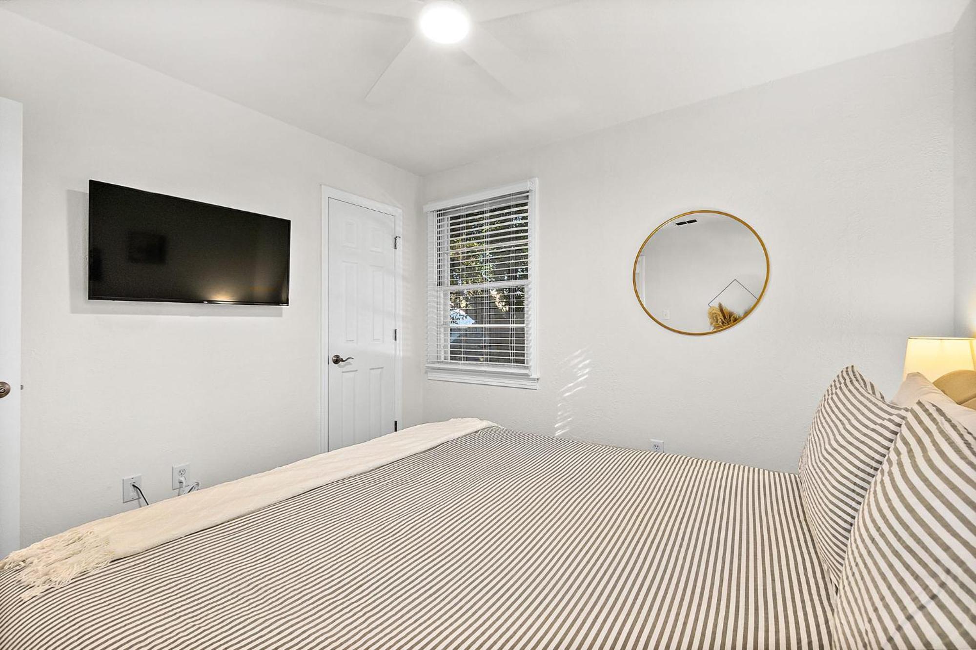 Private Uptown Flat - Walk To Nights Of Lights! Appartement