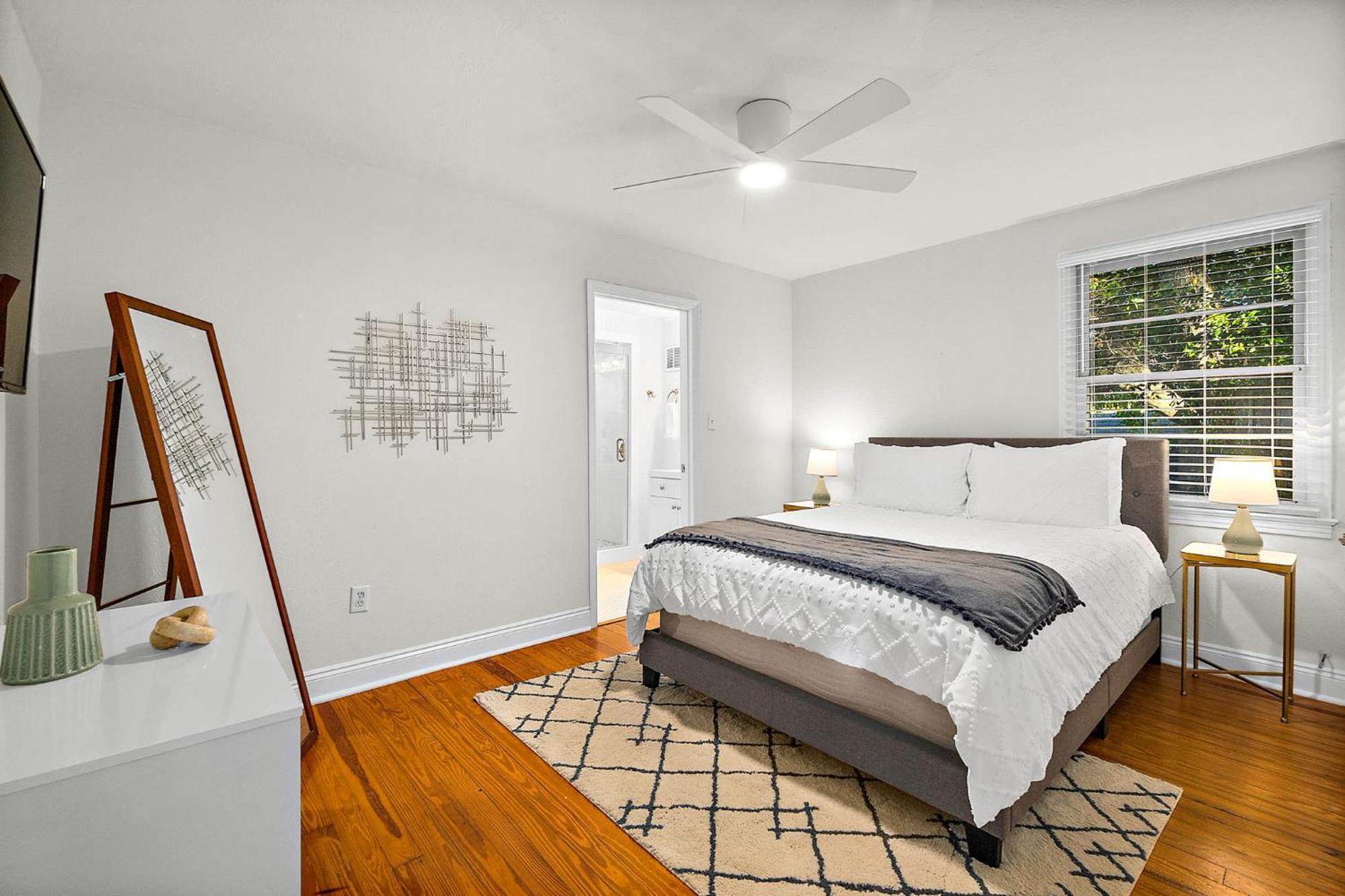 Private Uptown Flat - Walk To Nights Of Lights! Appartement
