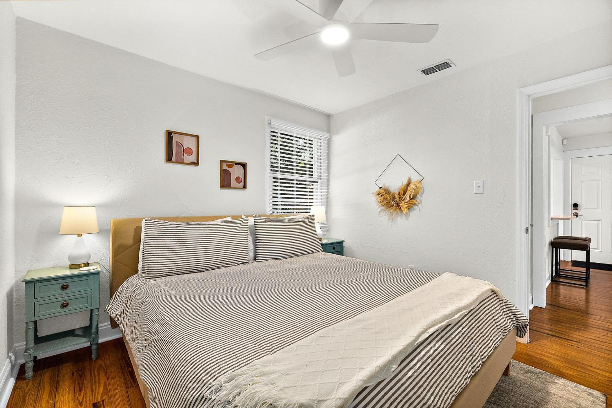 Private Uptown Flat - Walk To Nights Of Lights! Appartement